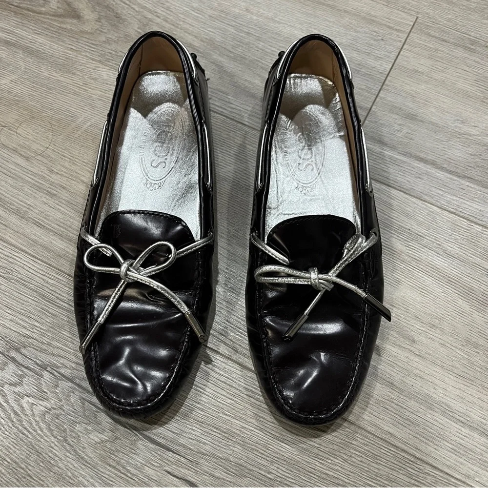 Tod's Brown Patent Leather Driving Moccasins with Silver Bow